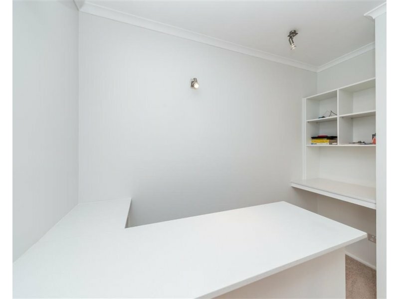 11 Koomooloo Ct, Mermaid Waters QLD 4218