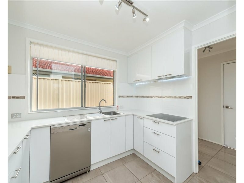 11 Koomooloo Ct, Mermaid Waters QLD 4218