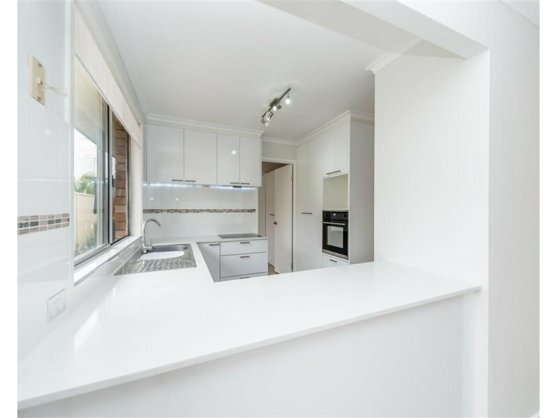 11 Koomooloo Ct, Mermaid Waters QLD 4218