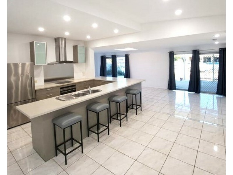 12 Bahia Ct, Broadbeach Waters QLD 4218