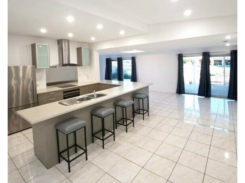 12 Bahia Ct, Broadbeach Waters QLD 4218