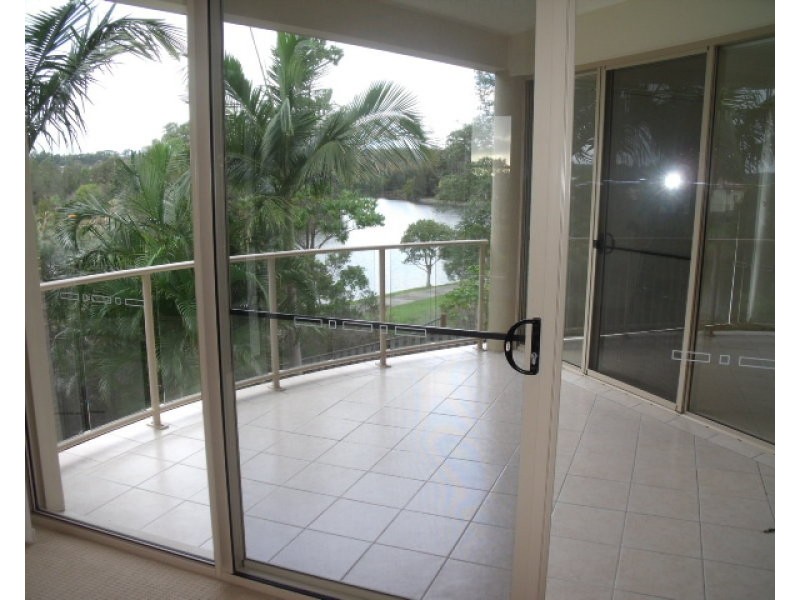 18 Comore Drive, Varsity Lakes QLD 4227