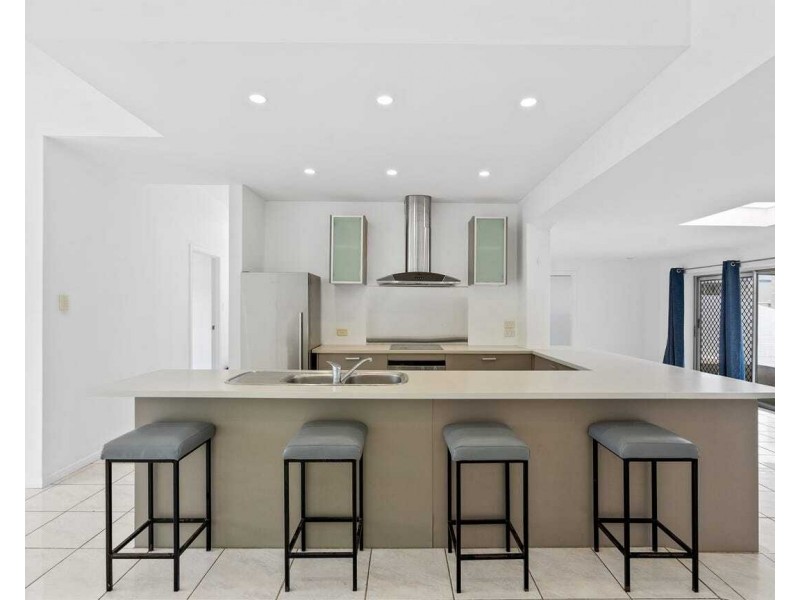 12 Bahia Court, Broadbeach Waters QLD 4218