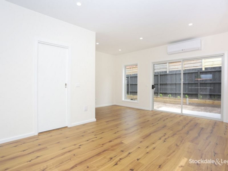 2/8 Fidge Court, Jacana VIC 3047