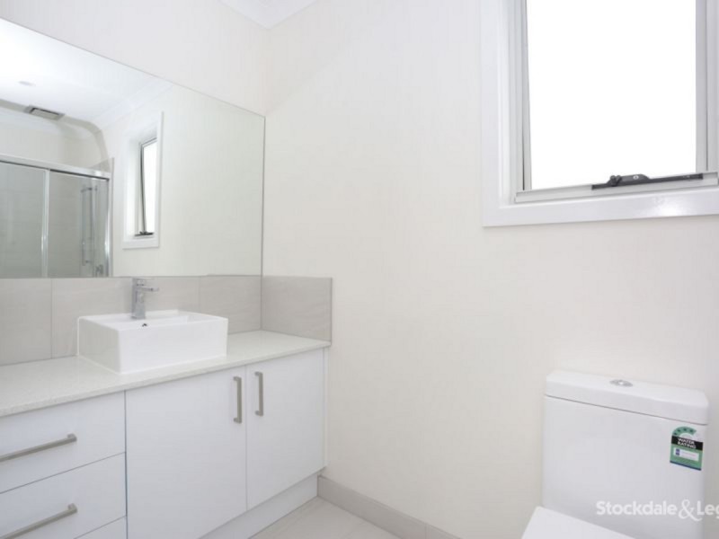 2/8 Fidge Court, Jacana VIC 3047