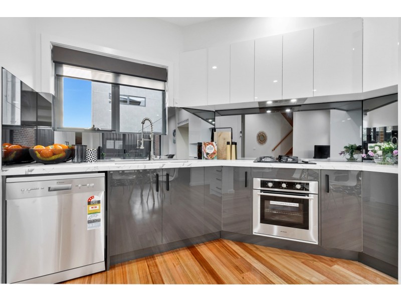 2/18 Jessie Street, Oak Park VIC 3046