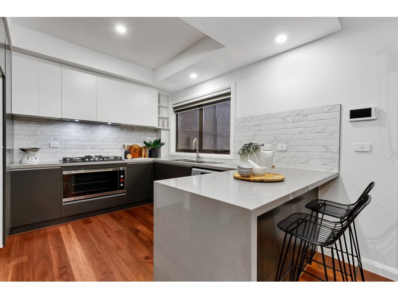 2/2 Grevillia Road, Oak Park VIC 3046