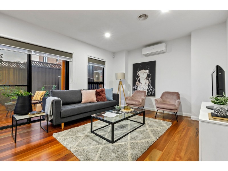 2/2 Grevillia Road, Oak Park VIC 3046