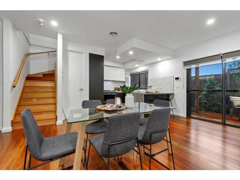 2/2 Grevillia Road, Oak Park VIC 3046