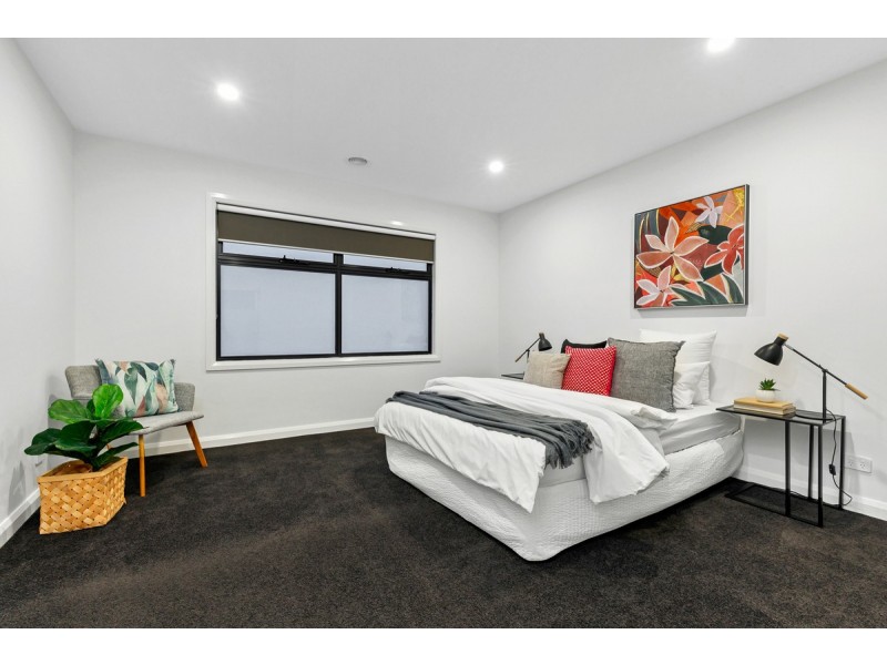 2/2 Grevillia Road, Oak Park VIC 3046