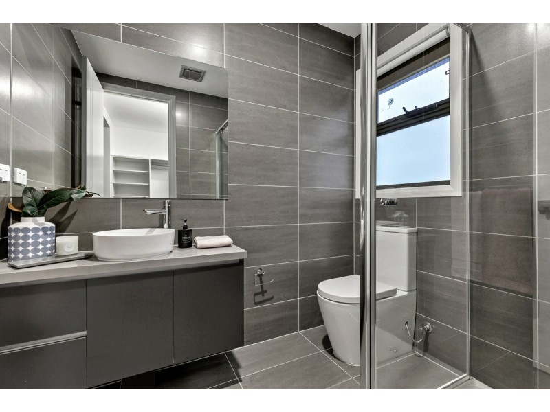 2/2 Grevillia Road, Oak Park VIC 3046