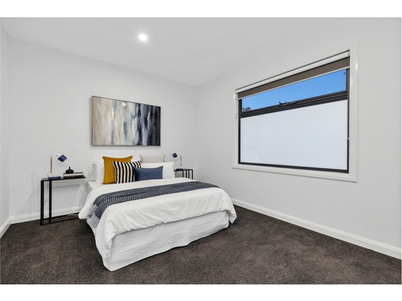 2/2 Grevillia Road, Oak Park VIC 3046