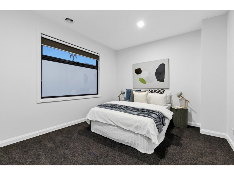 2/2 Grevillia Road, Oak Park VIC 3046