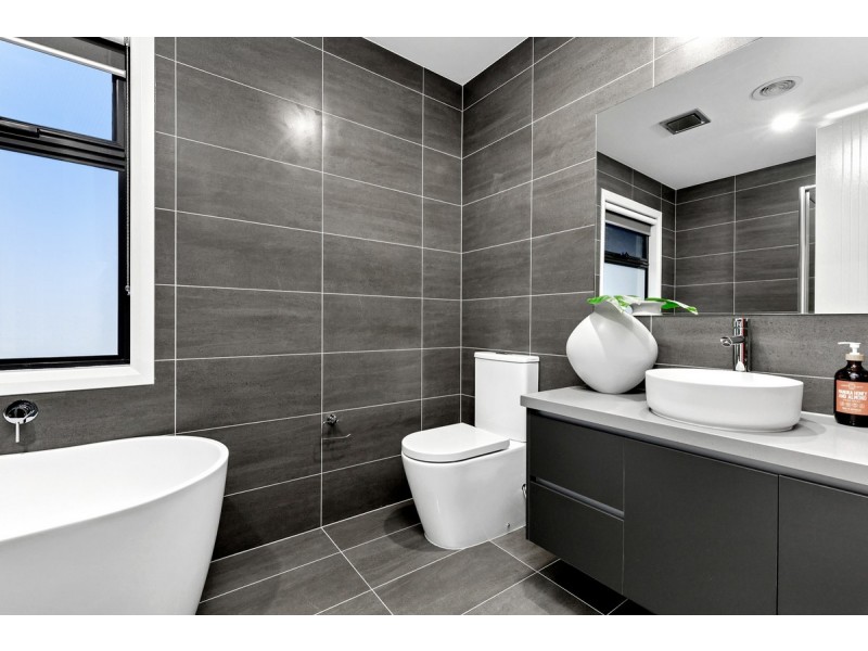 2/2 Grevillia Road, Oak Park VIC 3046