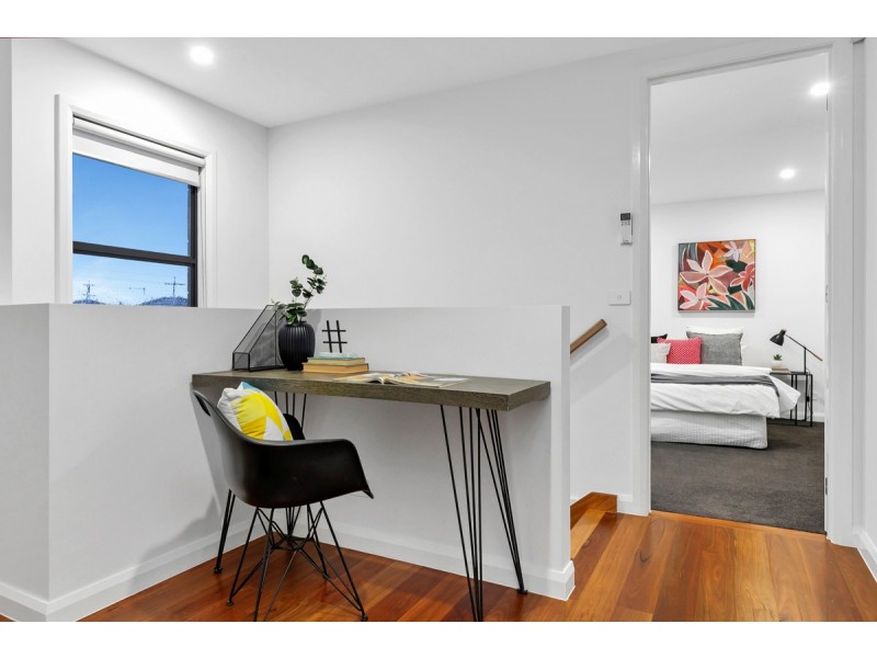 2/2 Grevillia Road, Oak Park VIC 3046