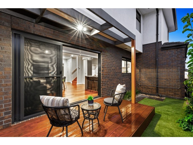 2/2 Grevillia Road, Oak Park VIC 3046