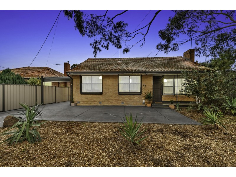 39 Emu Parade, Jacana VIC 3047