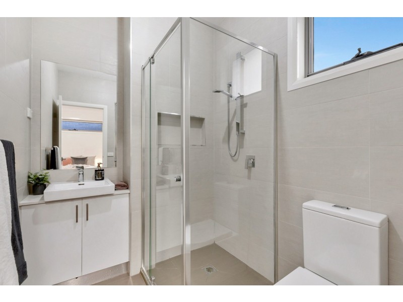 2/122 Loongana Avenue, Glenroy VIC 3046