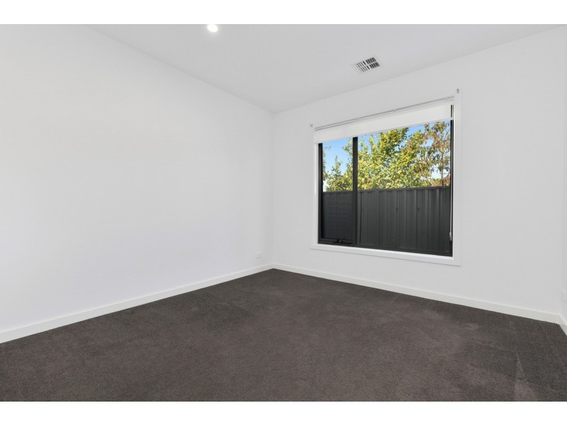 4/10 Valdoone Court, Oak Park VIC 3046