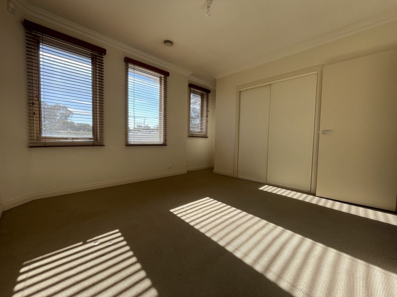 8 Strachan Street, Oak Park VIC 3046