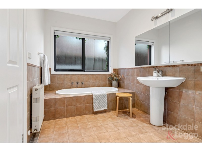 7 Cardinal Road, Oak Park VIC 3046