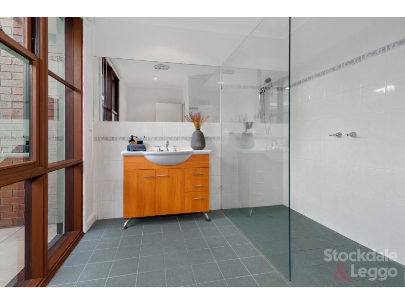 2/42 Winifred Street, Oak Park VIC 3046