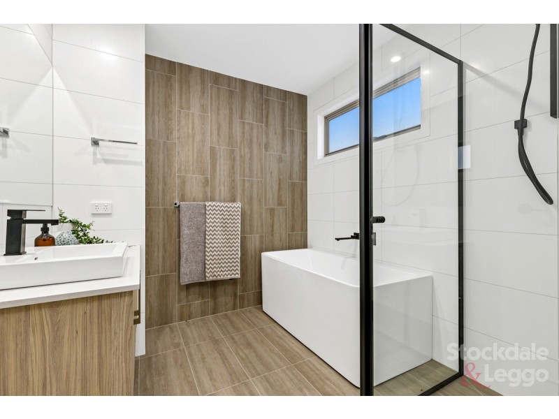 2/10 John Street, Oak Park VIC 3046