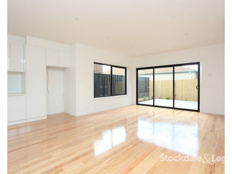 8 Chifley Avenue, Glenroy VIC 3046