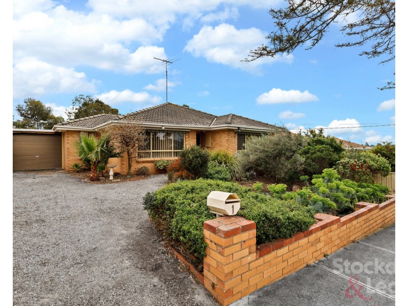 1 Valley Crescent, Glenroy VIC 3046