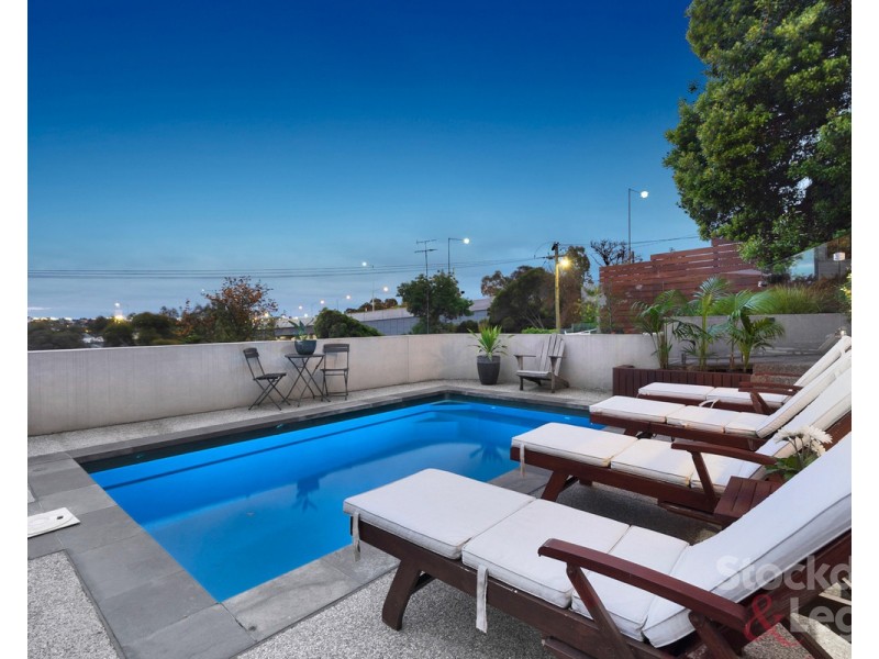 22 Greenbank Crescent, Pascoe Vale South VIC 3044