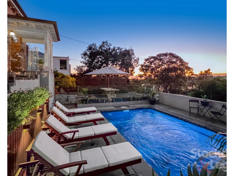 22 Greenbank Crescent, Pascoe Vale South VIC 3044