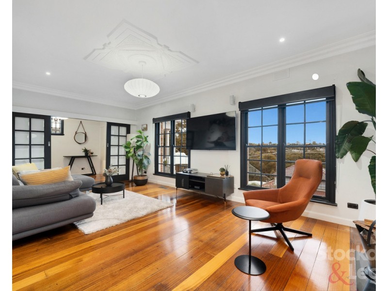 22 Greenbank Crescent, Pascoe Vale South VIC 3044