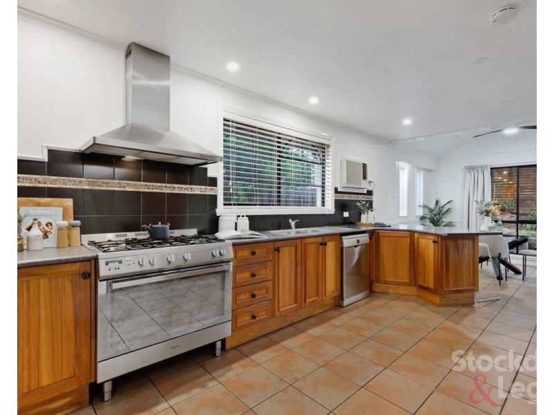 77 Devereaux Street, Oak Park VIC 3046