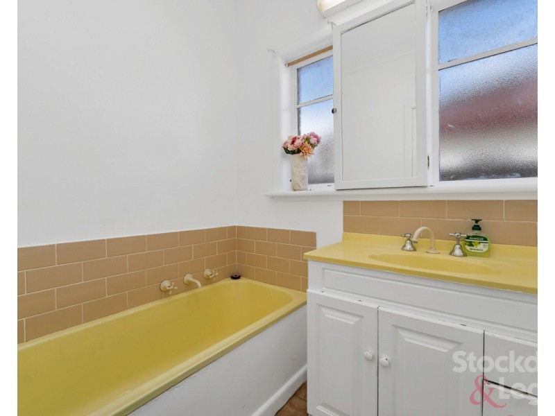 8 Glen Street, Glenroy VIC 3046