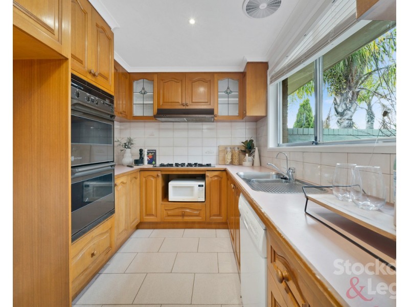 28 Wolverton Drive, Gladstone Park VIC 3043
