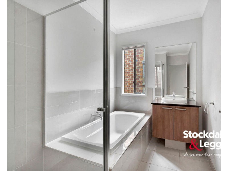 4 Oak Leaf Street, Greenvale VIC 3059