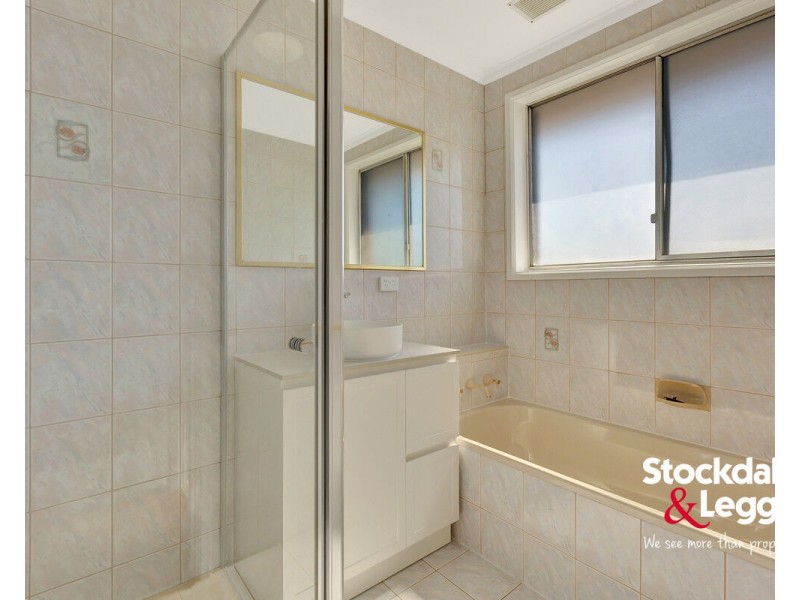 1 Elvin Close, Gladstone Park VIC 3043