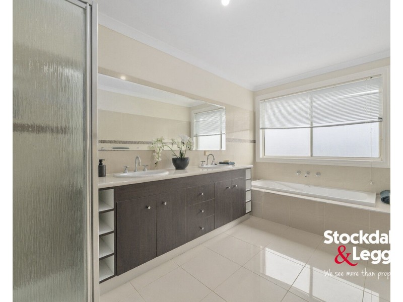 40 Fraserburgh Crescent, Greenvale VIC 3059