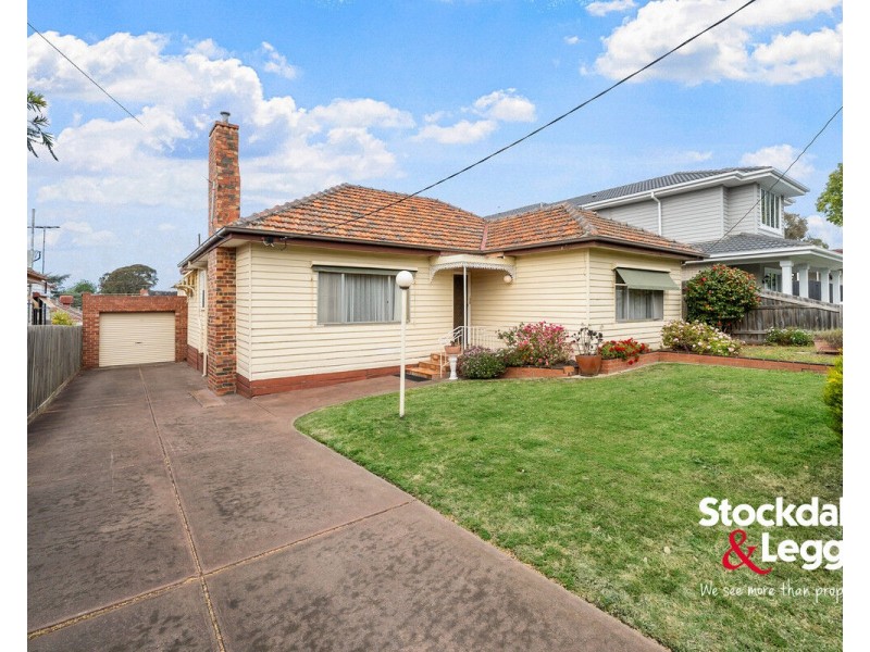 5 Pines Grove, Oak Park VIC 3046