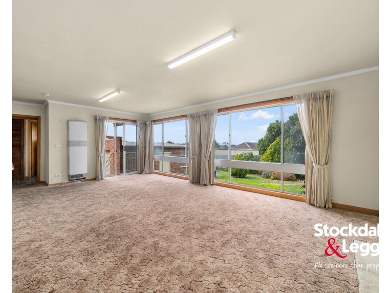 5 Pines Grove, Oak Park VIC 3046