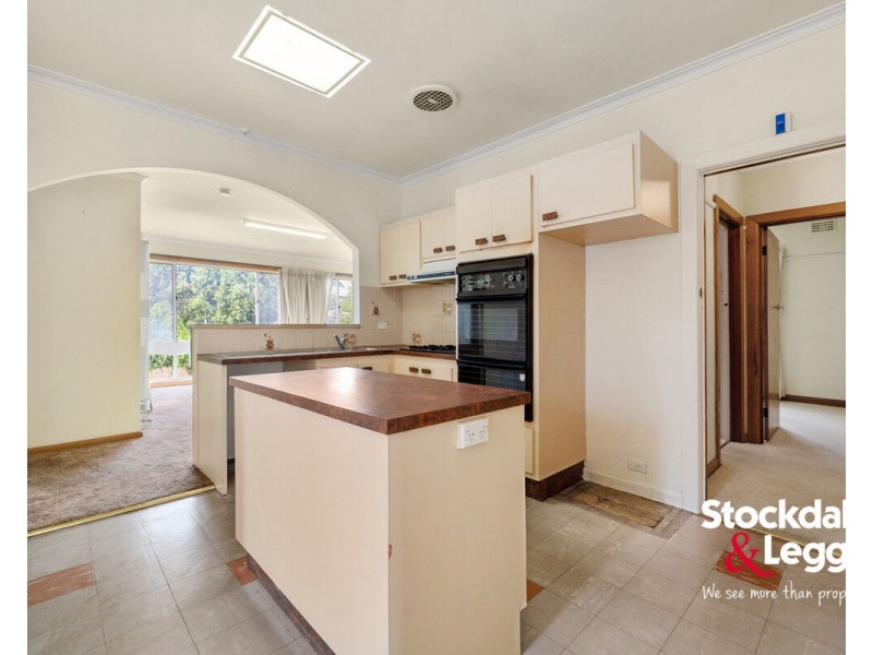 5 Pines Grove, Oak Park VIC 3046