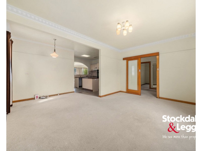 5 Pines Grove, Oak Park VIC 3046