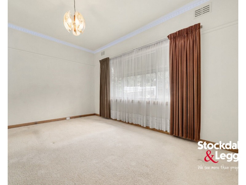 5 Pines Grove, Oak Park VIC 3046