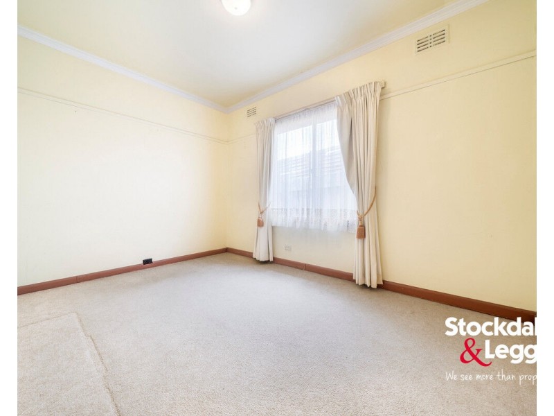 5 Pines Grove, Oak Park VIC 3046