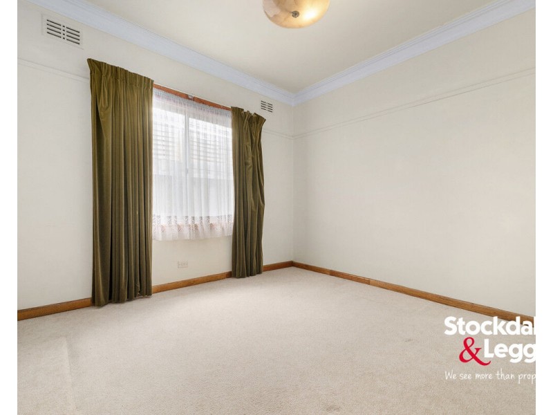5 Pines Grove, Oak Park VIC 3046