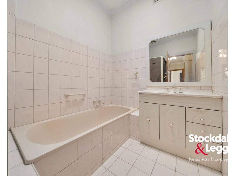 5 Pines Grove, Oak Park VIC 3046
