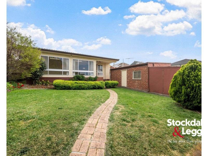 5 Pines Grove, Oak Park VIC 3046