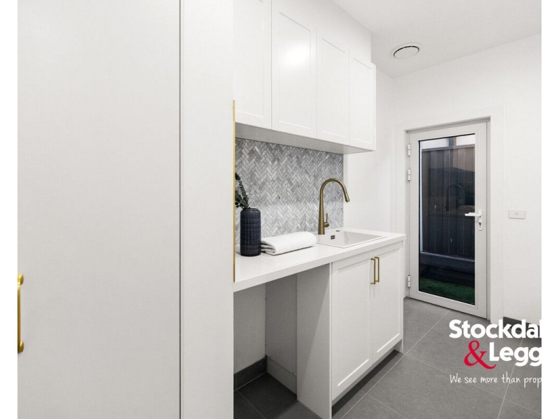 2 Cosdown Close, Gladstone Park VIC 3043