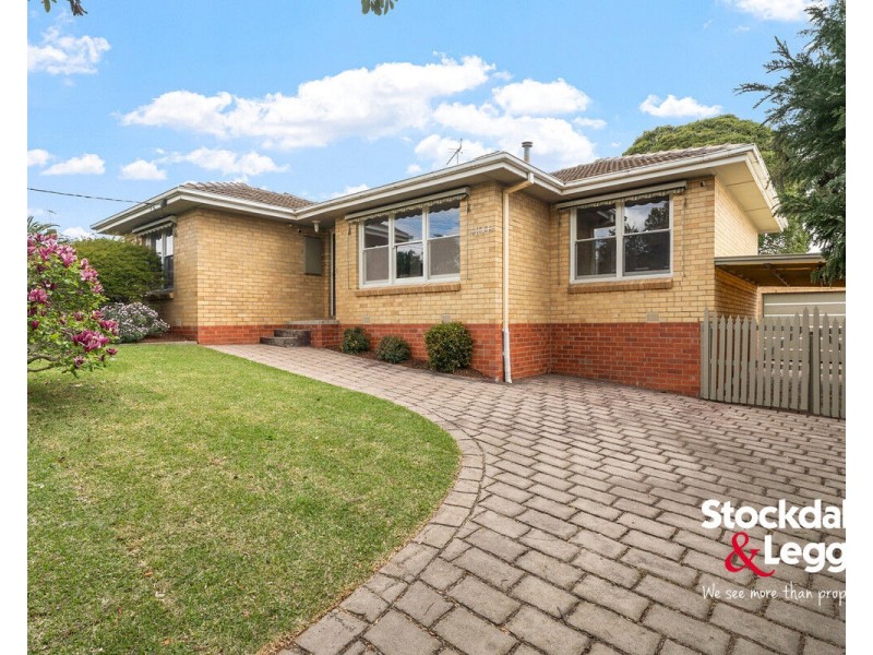 100 Valley Crescent, Glenroy VIC 3046