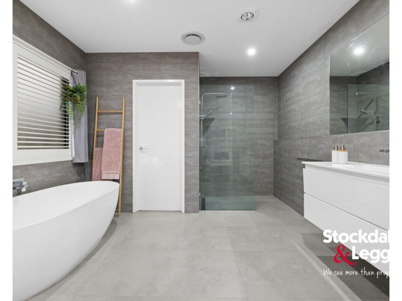 4 Lockhart Avenue, Attwood VIC 3049